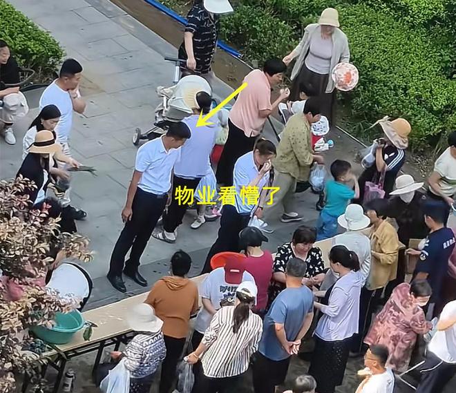 子大妈连盆都端走了还围堵物业要鸡蛋ky开元棋牌山东：小区端午免费包粽(图2)
